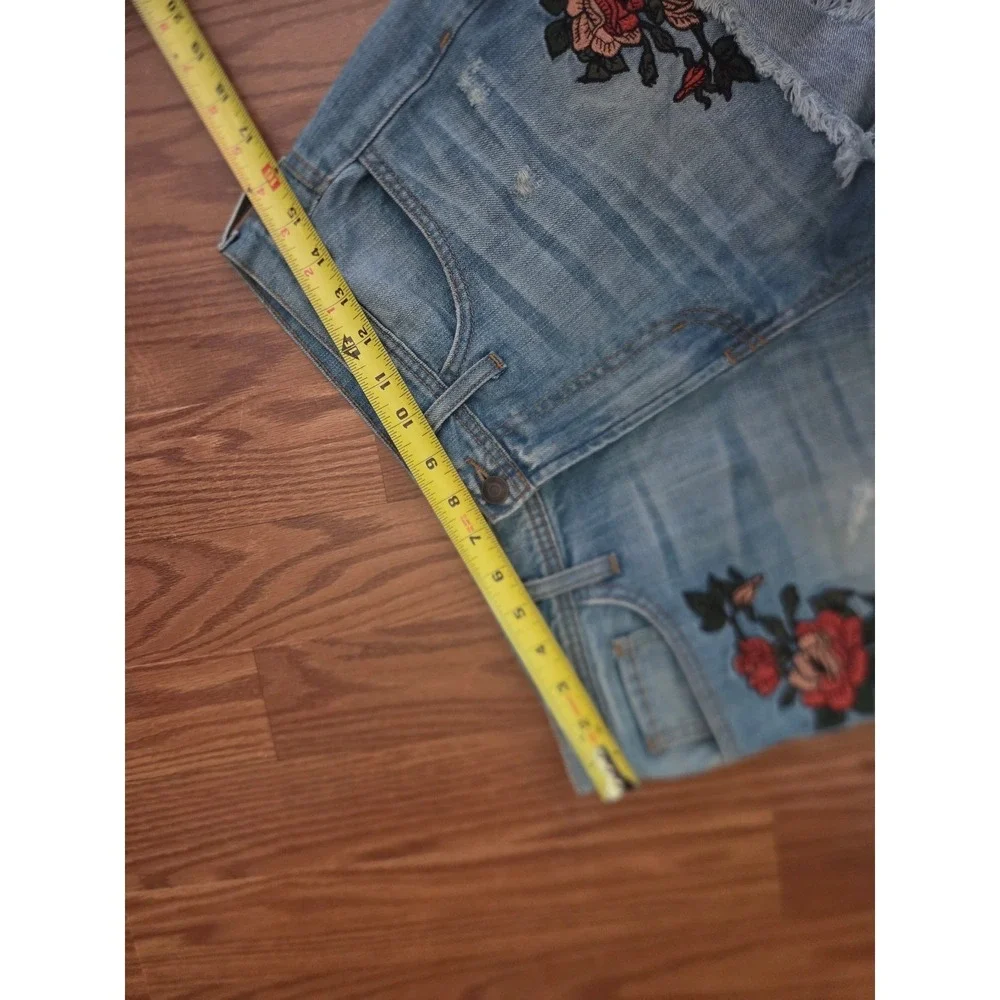 Flying Monkey Womens Embroidered Rose Denim Shorts Light Wash Cut Off Size 28
